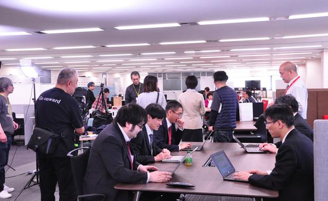 画像: 国見によるヒアリング調査の場面