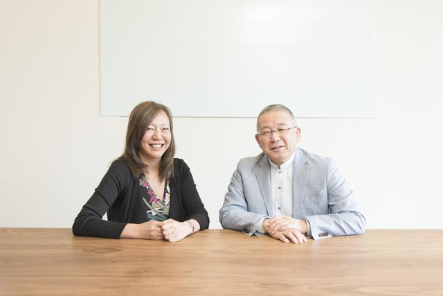 画像: 左)株式会社ウッドインフォの飯田 富和子さん.。「3D walker」を背負って山林にも行かれるそうです!