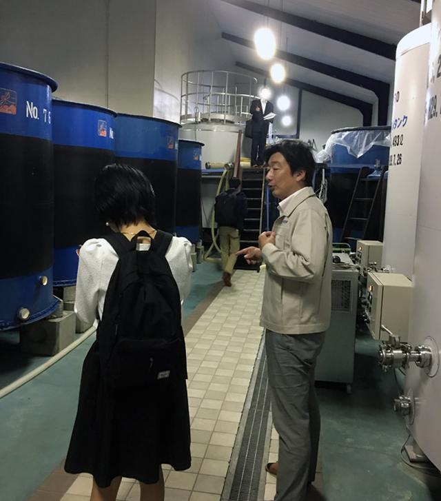 画像: 橋場社長(右)に酒蔵を案内していただきました。