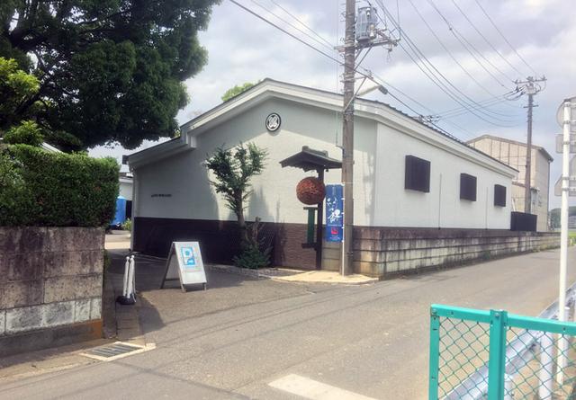 画像: 敷地内には、酒蔵、井戸、精米所、酒蔵SHOPなどがあります。立派な木々もあり、とても良い雰囲気。