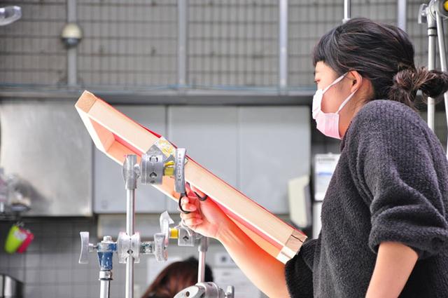 画像: 赤い紙をくり抜くシーンは、最初このようにハサミを使おうとしたが、切り口がきれいにならず断念。コンパス型のカッターに変更した。この辺はさすがに臨機応変。