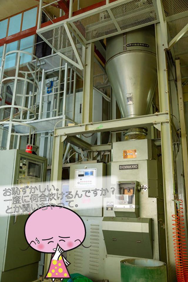 画像: 精米後に出る、「赤ぬか」は肥料や除草剤の代わりに田んぼにまきます。「白ぬか」は焼酎やぬか床になります。捨てる部分はありません。