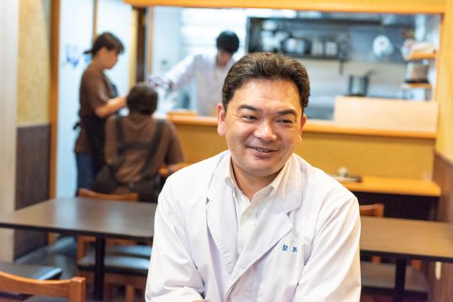 画像: 「蔵馬」店主の金倉 健志さん。後ろにいらっしゃるのはスタッフの皆さん。 お三方のご紹介も本編で。