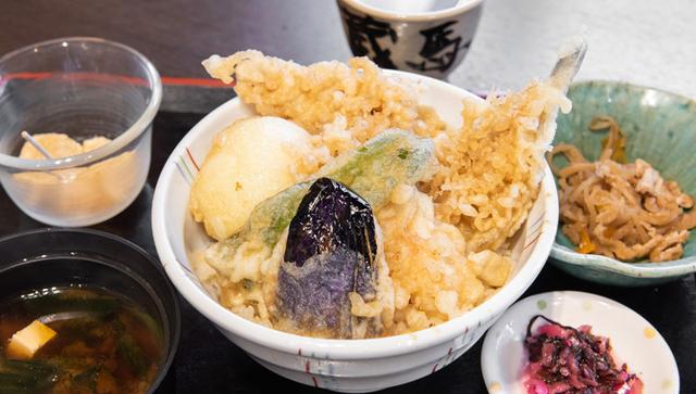 画像: 「勝どき江戸前天丼」。5種類のネタの天ぷらに思わず拍手~(笑)
