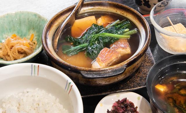 画像: 「日替わり定食」の金目鯛の煮つけ。熱々の土鍋に歓声~(笑)
