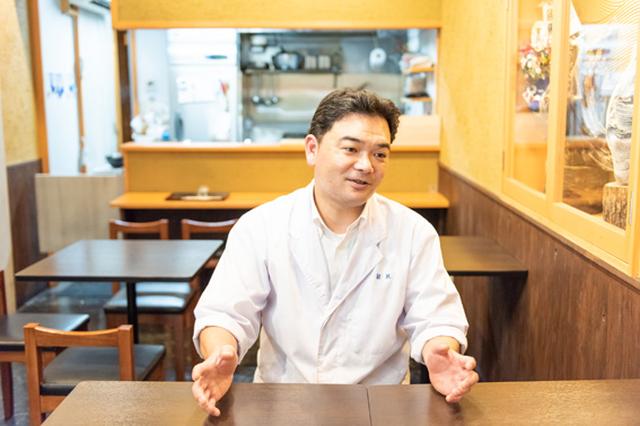 画像: 店主・金倉健志さん。店名の「蔵馬」は苗字の「くら」と、馬が駆け上がっていくような縁起の良さ、懐石料理店で働いた経験から京都の鞍馬山もイメージしたそう。