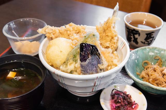 画像: 「勝どき江戸前天丼」。天ぷらはハゼ、穴子、海老、野菜、半熟卵と豪華。甘めのたれがよく染みて、ご飯の最後の一粒まで大満足。