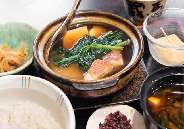 画像: 取材日の「日替わり定食」は金目鯛の煮付け。大根、豆腐、小松菜を土鍋で提供。ご飯と味噌汁はおかわり自由。小鉢と自家製わらびもちもセット。わらびもちのきな粉にもごまが混ぜてあり風味豊か。