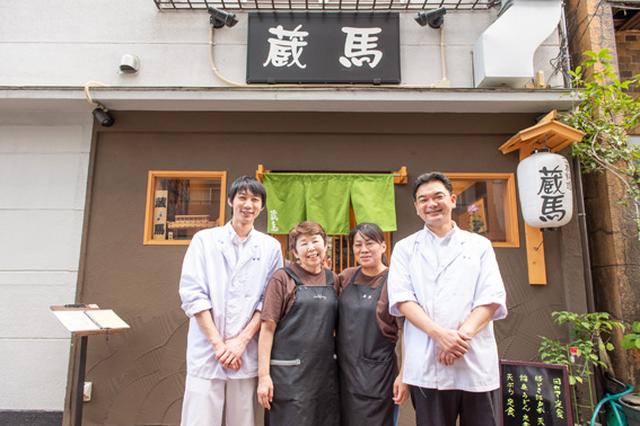画像: 右から金倉さん、妻の佳代さん、フロアスタッフの吉永綾子さん、板前の二本柳慎さん。親しみやすい皆さんが笑顔でお出迎え。吉永さんと二本柳さんは、金倉さんを慕ってこられました。ベテランの吉永さん、お若いのに芯が強い二本柳さん、そして優しく頼りがいある佳代さんに支えられているそうです。いい笑顔ですね!