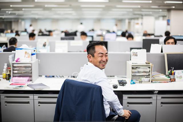 画像: ひとつ前の写真と同一人物。この笑顔でいる比率の方が高い。営業部長。