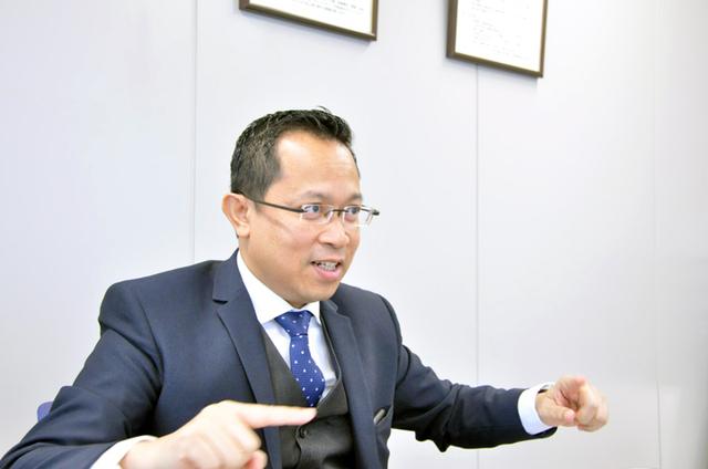 画像: とてもお茶目なタオフィック社長。趣味は、読書と妄想とビギナーゴルファー。