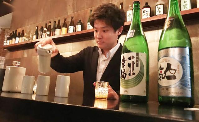 画像: ニューヨークでの「IKKON BAR」イベントでぐいのみに日本酒を注ぐ松永さん