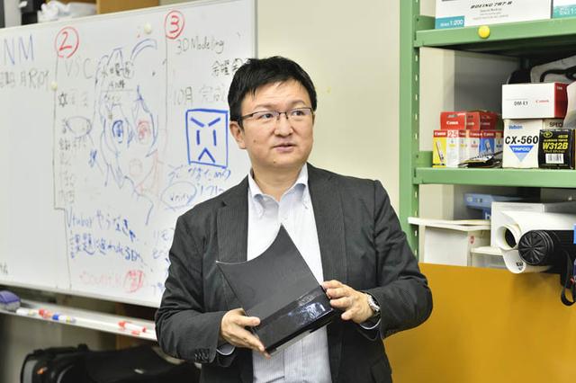 画像: 愛知工科大学 情報メディア学科 板宮朋基教授。手に持たれている装置は、AR災害疑似体験アプリ「Disaster Scope」で使用します。