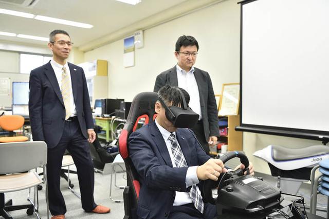 画像: 「津波体験ドライビングシミュレーター」。ハンドルを握る手に力が入ります