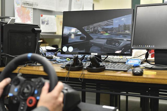 画像: 「津波体験ドライビングシミュレーター」を体験しているシーン。車に浸水するとハンドルがまったく操作できなくなります