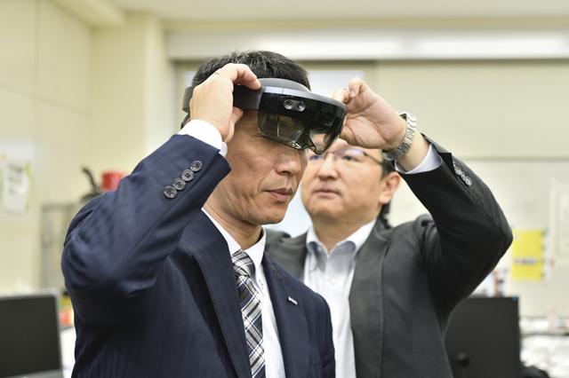 画像: 手術の際、患者さんをスマートグラスというデバイスを通して見ると、CTやMRIでとられた患部を立体的な映像として確認できるそうです。災害現場だけでなく、医療現場でもARが活用されています