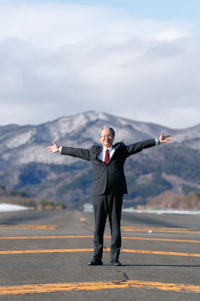 画像: 斎藤理事長はとても気さくに取材に応じていただきました。滑走路に立たせていただいたり、セスナのコックピットに座らせていただいたり…
