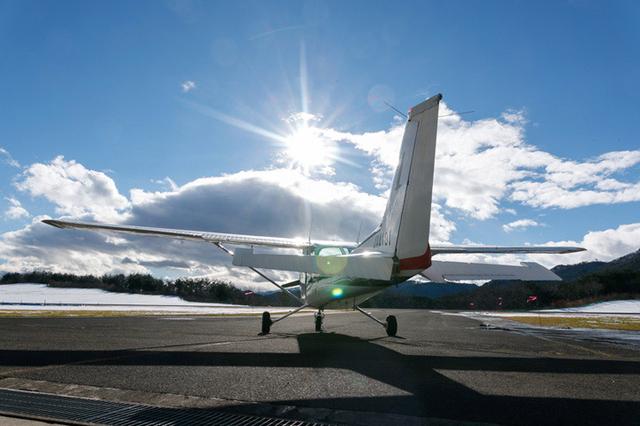 画像: 格納庫にはプロペラ機が何機かあり、飛び立つ日を待っている(※室屋選手の機体ではありません)