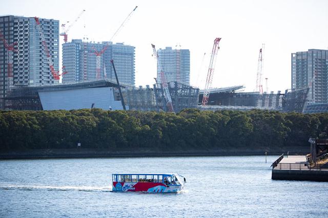 画像: 船に変身したスカイダック。建設が進む有明アリーナも間近で見られる