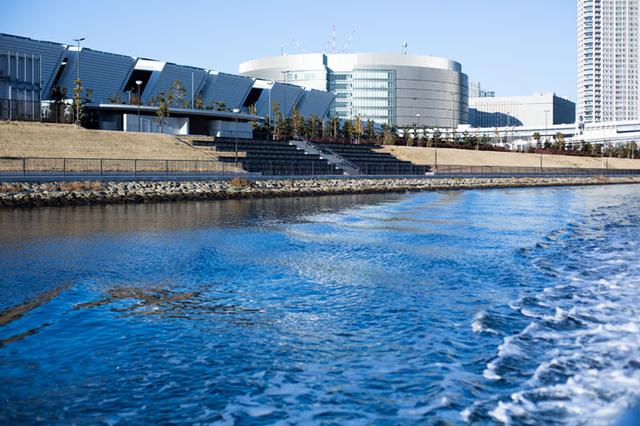 画像: 海側から見える豊洲市場はモダンな雰囲気