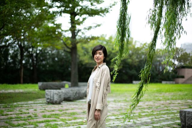 画像: ユニアデックスの広報に席を並べる日本ユニシス実業団バドミントン部の栗原文音選手を、たまたまつかまえて被写体になってもらった