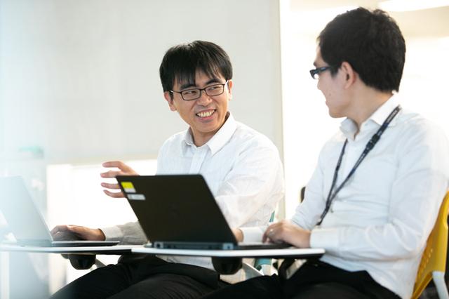 画像: オープンなミーティングスペースで話がはずむ