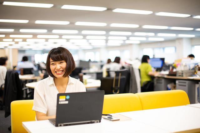 画像: 営業部門のオープンなオフィスの一画にて
