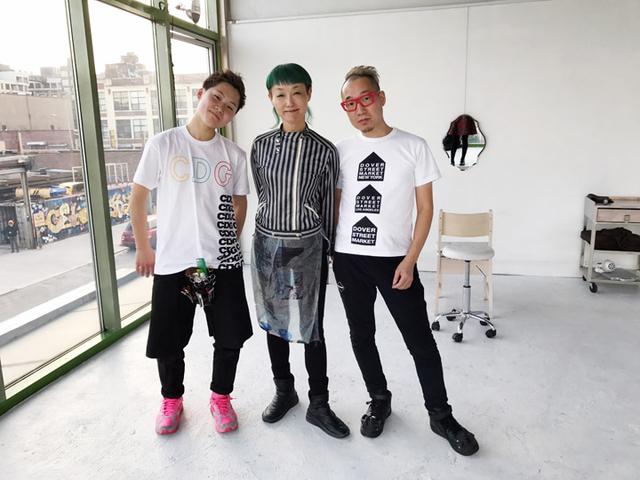 画像: 藤本さん父子とSAYURIさん SAYURIさんを囲むお2人の男性は、日本で「STEP BONE CUT ACADEMY」を卒業した藤本さん親子。この日、たまたまSAYURIさんを訪ねて来ていました。「ステップボーンカット」の技術を習得した結果、カット料金を2倍にしてもリピーターが増え続け、売り上げが激増。なんと、 「ステップボーンカットのおかげでフェラーリが買えました」と驚くべき告白まで!! SAYURIさんの願い「日本の優れた美容師の地位を向上させ、豊かになってほしい」が見事にかなっているようです。