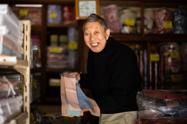 画像: 金井さんは、塩瀬の残り生地を今も大切に箱に入れて保管している
