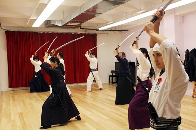 画像: 多国籍の生徒が殺陣を学ぶ