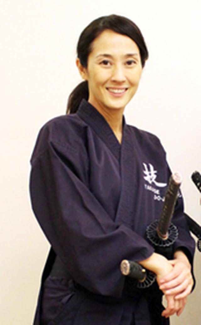 画像: プロフィール 殺陣師・香純 恭(かすみ きょう) 東京都中野区生まれ。タレント活動をしていた20代の時に、藝道殺陣波濤流高瀬道場(げいどうたてはとうりゅう たかせどうじょう)に入門。アクション映画や舞台に出演するほか、道場の幹部としてキャリアを築く。家族の都合でニューヨークへ移住。2014年にニューヨークで道場「TATE Hatoryu NY」を開き、多国籍の生徒に指導をする一方で、初のプロデュース映画作品「First Samurai in New York」が、映画祭「Artemis Women in Action Film Festival」(ロサンゼルス)で、最優秀ファイト・ウエポン賞を受賞する他、12の映画祭に選出、計4つのアワードを受賞した。