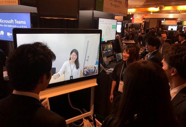 画像: こちらはボード型のビデオ会議システムを実演。画面の中の女性が豊洲のオフィスにいてこちらは展示会場。ディレイもない自然なビデオ会議を体感できた