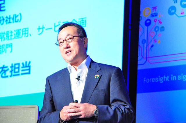 画像: ユニアデックス常務執行役員の齊藤による「新たな時代の企業が活用すべきITアウトソーシング」。解説の難しいITアウトソーシングサービスを、一次ブーム、二次ブームと分けて整理し、加えてDX時代の潮流についても説明。非常にわかりやすかった。胸のSDGsバッジに注目
