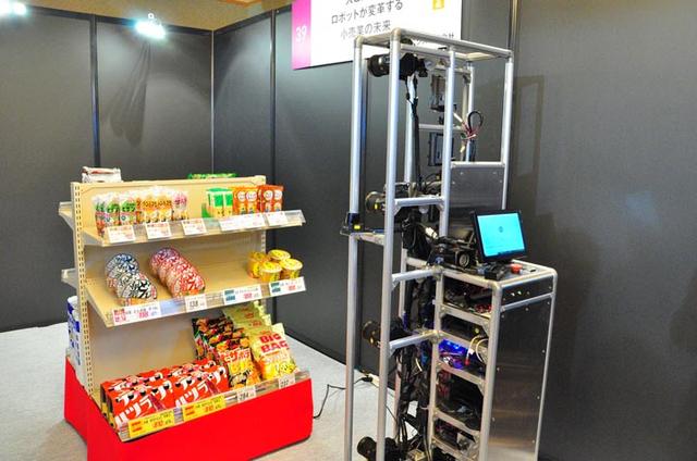 画像: 人とAI/ロボットが共生し、従来の業務を変革した事例として、見回わりロボットを展示。人を中心に置いたスマートな社会づくりSociety5.0に向けての日本ユニシスの提案です