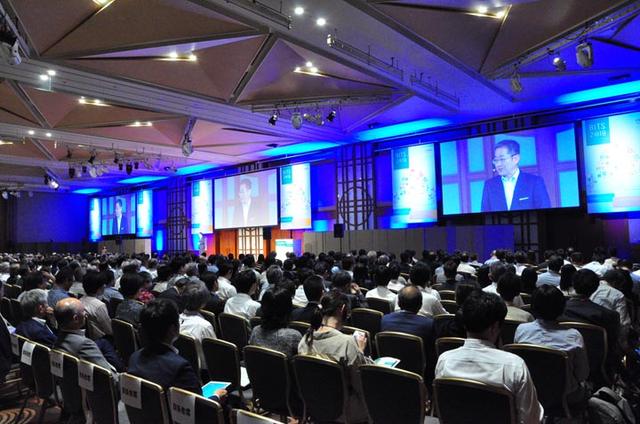 画像: 基調講演会場は今年もほぼ満員で壮観