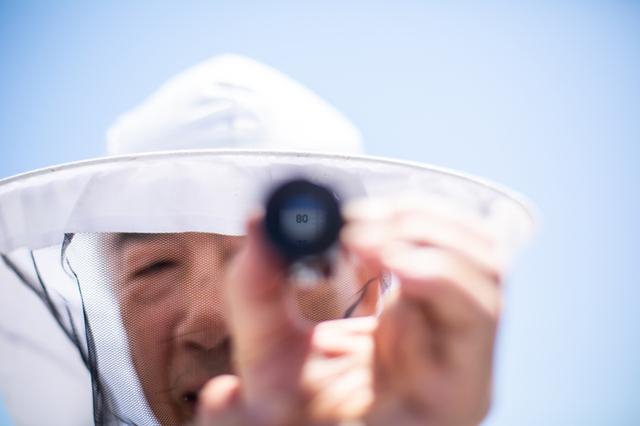 画像: 青色で表示されるメモリの値が80度を超えて82度近くを指し満足そうな渡辺さん