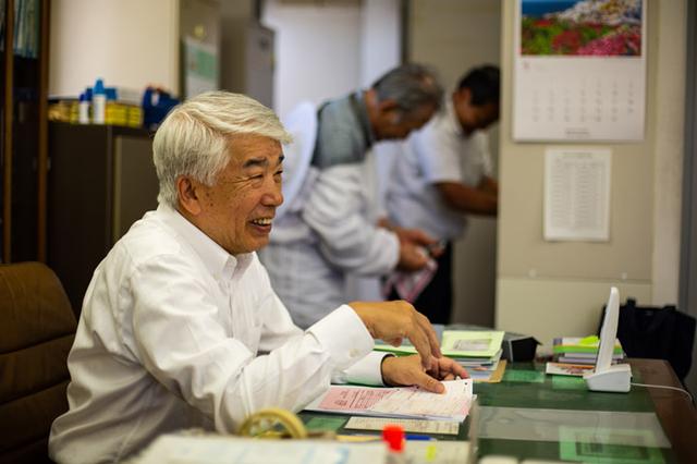 画像: ハチミツ採取を終え、事務仕事をする渡辺哲三さん。8階建ての「トヨスピア」がみつばちプロジェクトの拠点