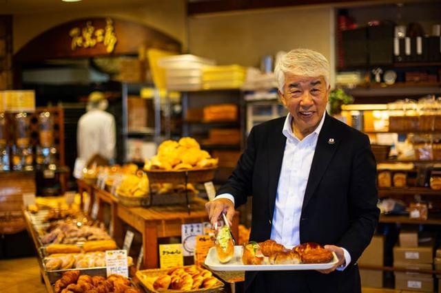 画像: 焼き立てのパンの香りが漂う「ペル・エ・メル」にて。朝は必ず店へ足を運び、レジの横で袋詰めなどを手伝うのが日課