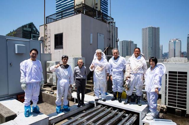 画像: 毎週火曜日はみつばちプロジェクトの活動日と決めているが天候次第でもある。「前回に比べると今回は色が濃いね」。今年3回目のハチミツの出来具合を喜ぶ豊洲商友会の皆さん