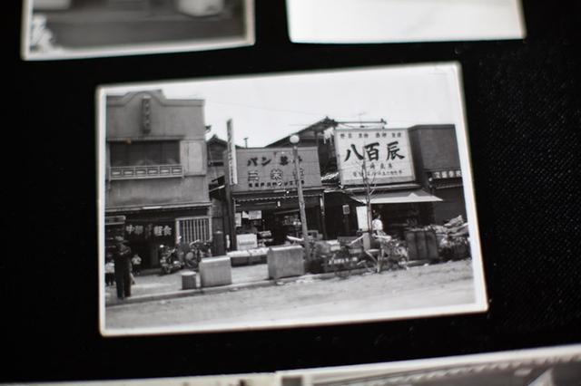 画像: 昭和24年に創業したパン屋「三栄堂」の店舗。50坪の分譲地を隣の八百辰と半分ずつわけてのスタートだった