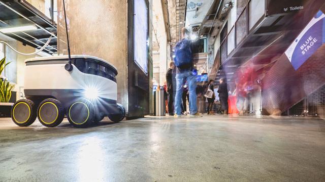 画像: Photo by Ahto Sooaru 通路を地元Starship Technologies社の自律走行ロボットが走っていたり・・・
