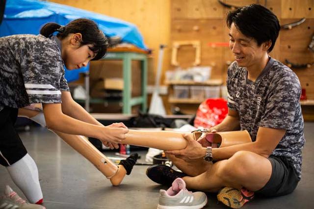 画像: 普段の義足と板バネの履き替えは、沖野さんが調整。一人ずつと向き合って会話する