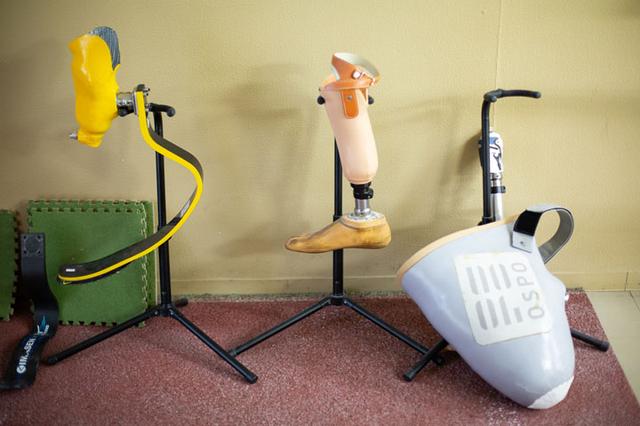 画像: 左からスポーツ用板バネ、義足、ソケット。義足はアイスランドのオズール社やドイツのオットーボック社のものを使う