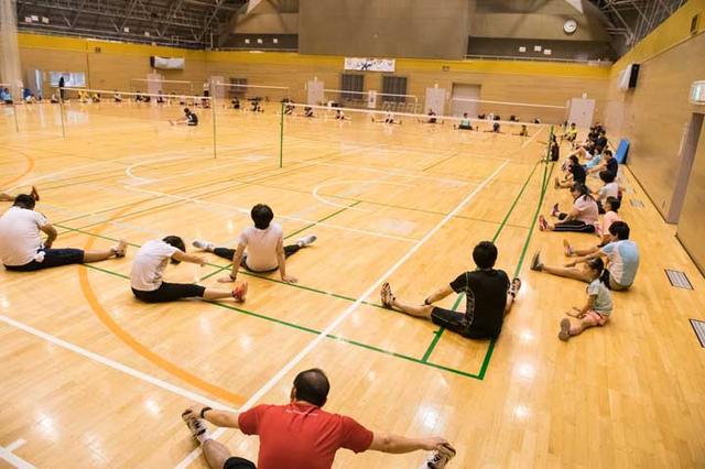 画像: 屈伸から始まり、アキレス腱伸ばし、手首足首回し、肩回りなどのストレッチ、ジャンプと入念に