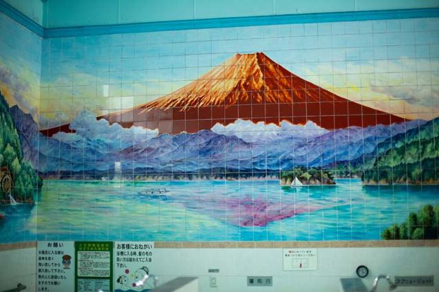 画像: 女風呂の壁には、赤富士のタイル絵が。床同様に、敏博さんが高圧洗浄機を使って定期的に洗浄している