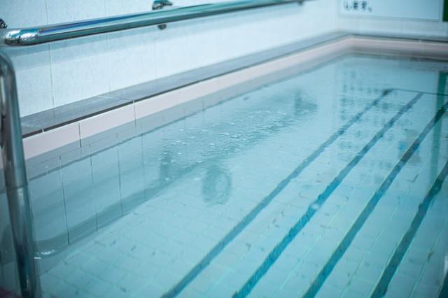 画像: 高濃度人工炭酸泉の湯は、ぬるめの設定。他に、スクリュージェット(泡風呂)と寝風呂も