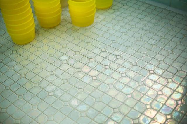 画像: 虹色に輝く浴場の床タイル。「リラックスしてもらう所だから、清潔じゃないとね」と敏博さん。掃除に対するこだわりは親子そろって強い