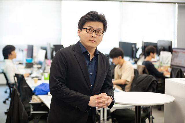 画像: オフィスの模様がちらりと見える。ひたすら静かに黙々と執務するその裏側では、毎日数万件の事件・事故・災害の発生情報が。