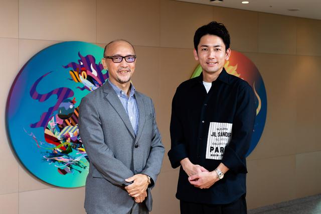 画像: NYでご活躍中の嵜本社長のご友人が制作されたアート作品を前に、ミーハーに記念撮影