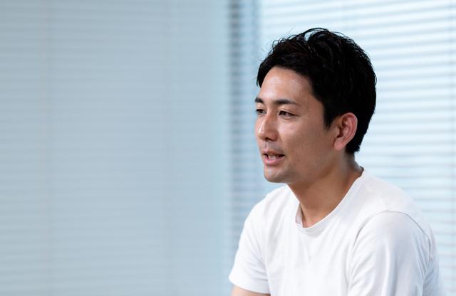 画像: 嵜本晋輔社長。こうして企業のオウンドメディアにも気さくに応じていただきました